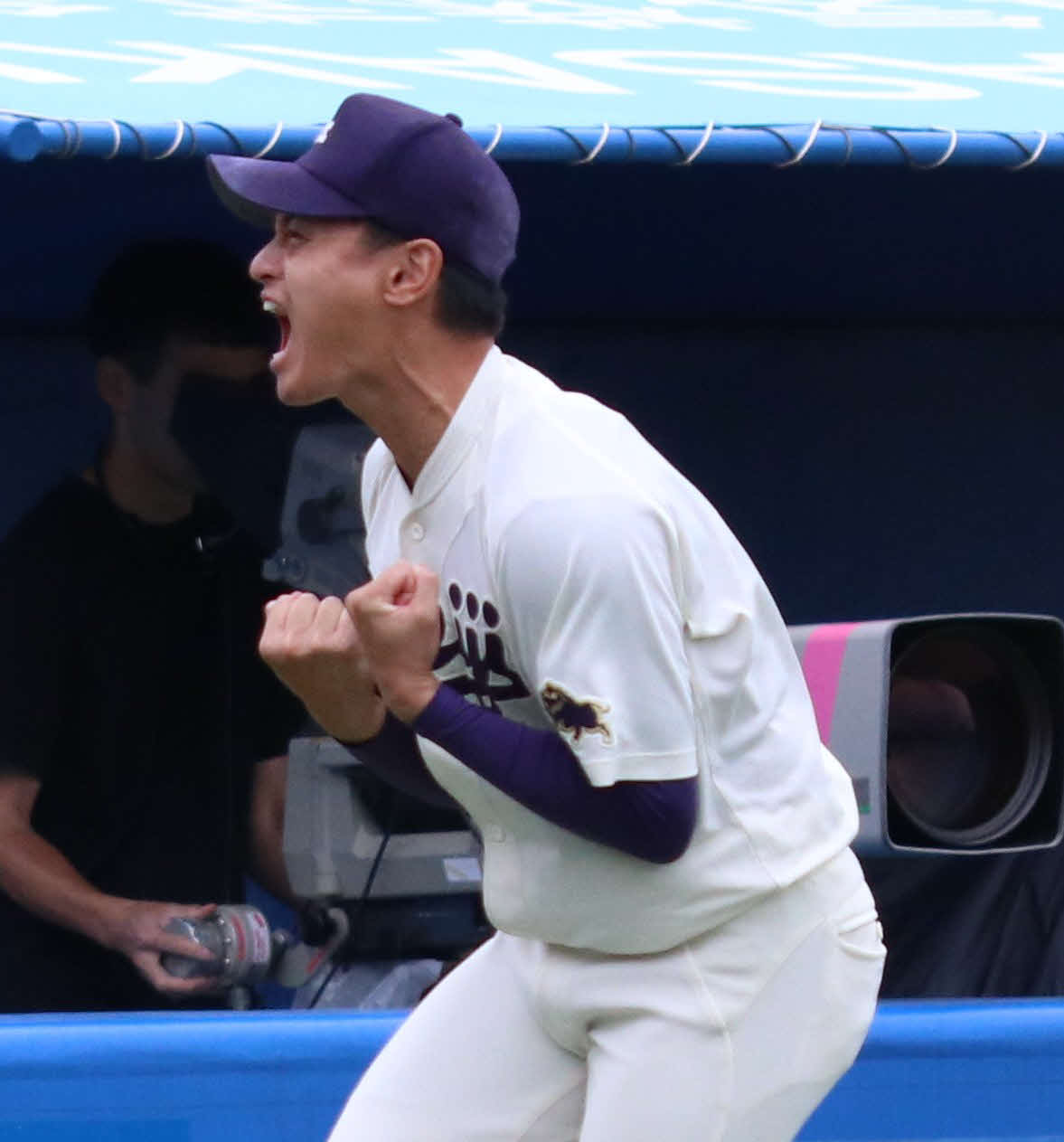 明大対法大　試合に勝利し喜びがあふれる明大・毛利（撮影・寺本吏輝）