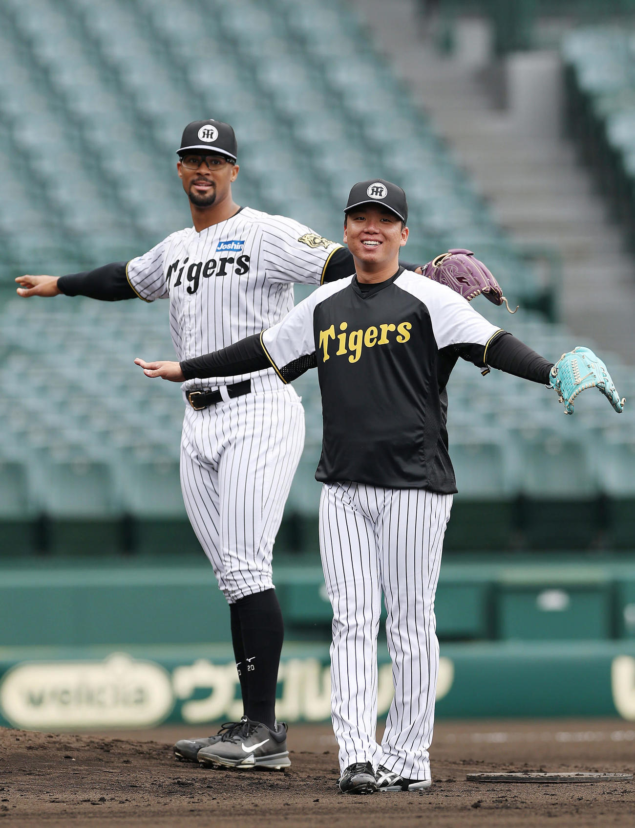 阪神才木のベースカバーに笑顔でセーフポーズをとる阪神村上（右）とデュプランティエ（撮影・前田充）