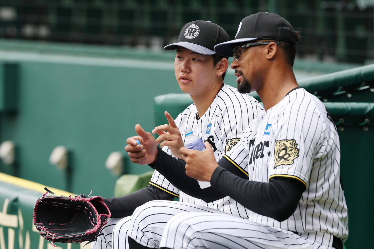 練習の合間に言葉を交わす阪神門別（左）とデュプランティエ（撮影・前田充）