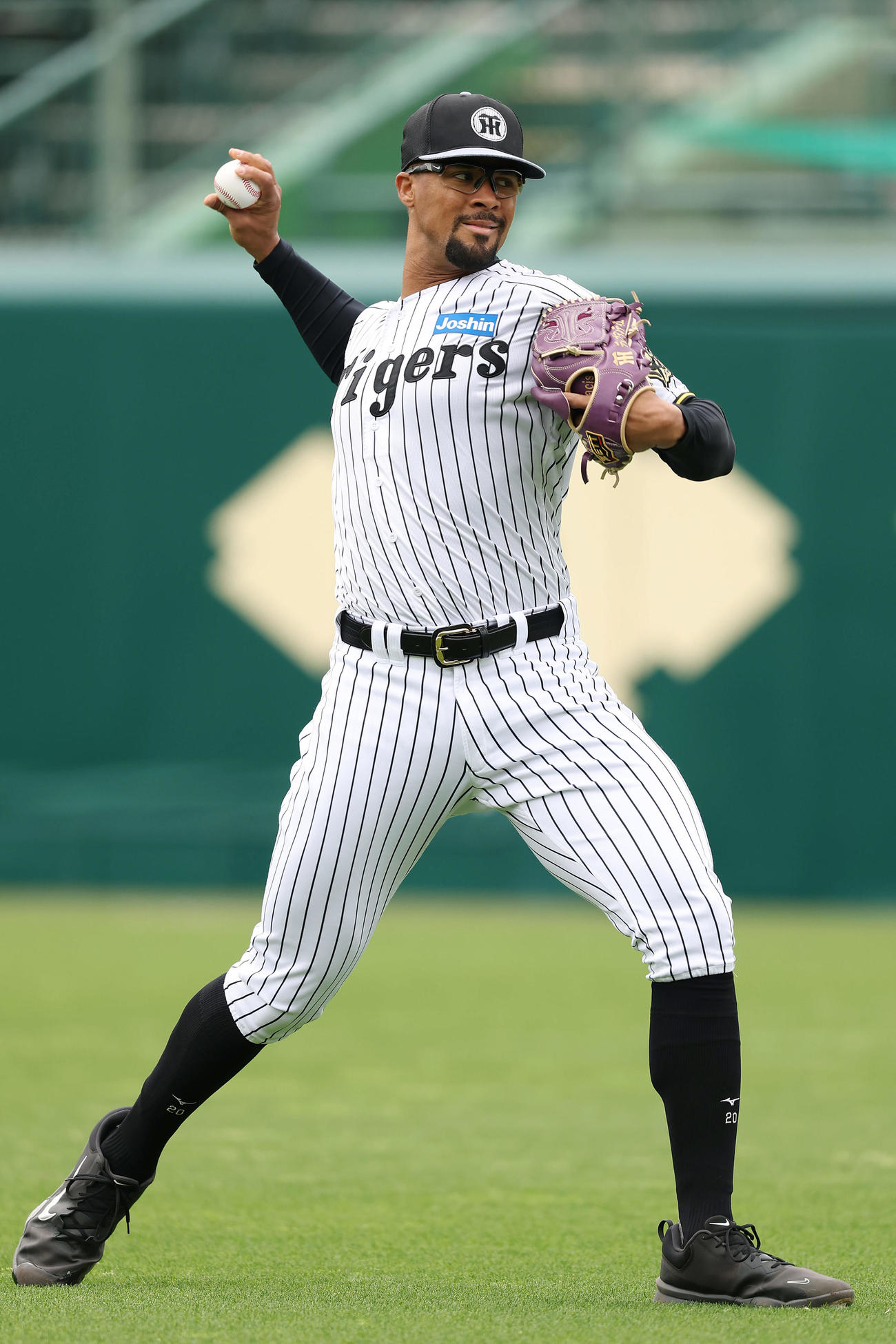 キャッチボールで調整する阪神デュプランティエ（撮影・前田充）