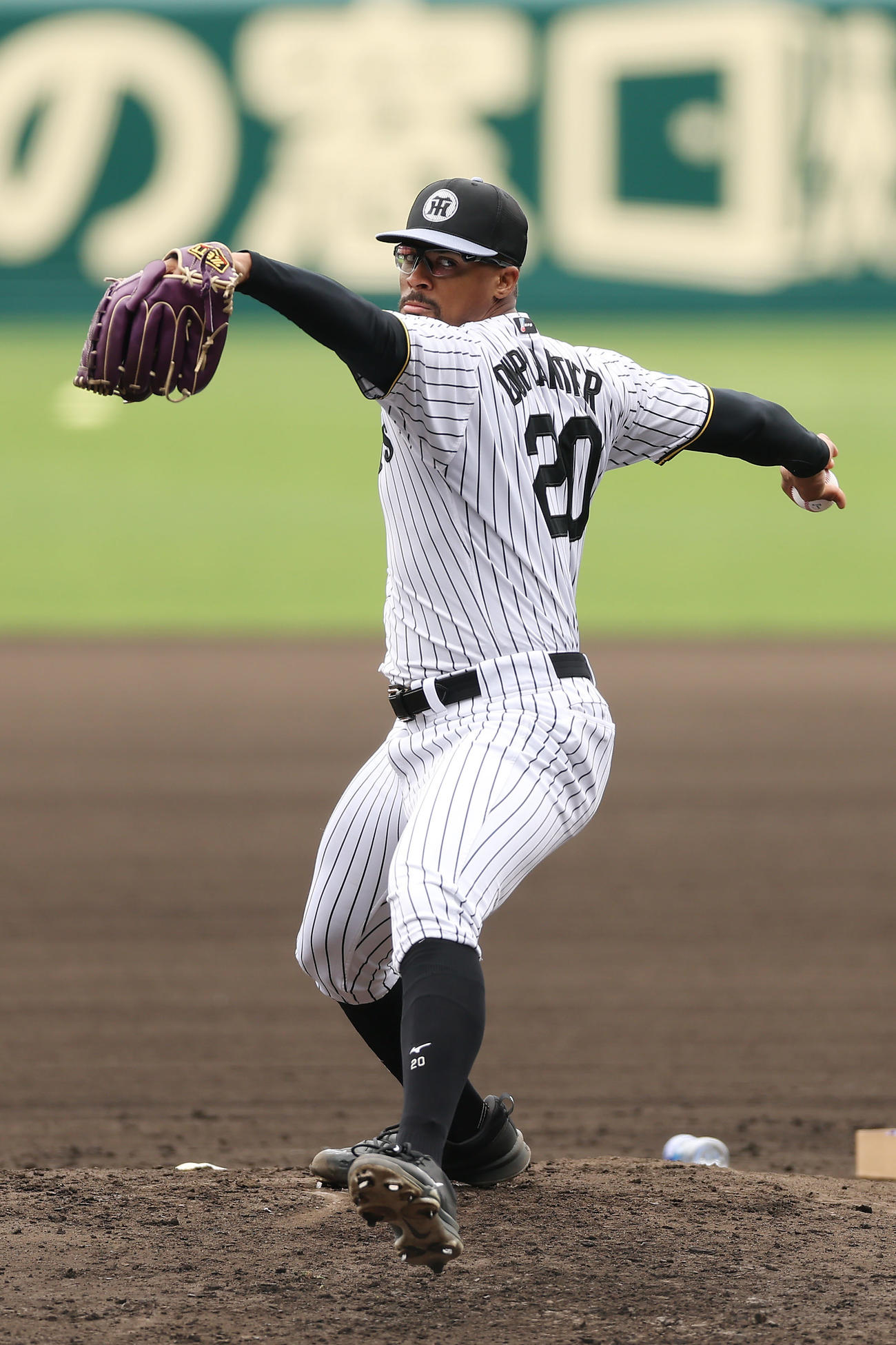 甲子園球場のマウンドで投球練習を行う阪神デュプランティエ（撮影・前田充）