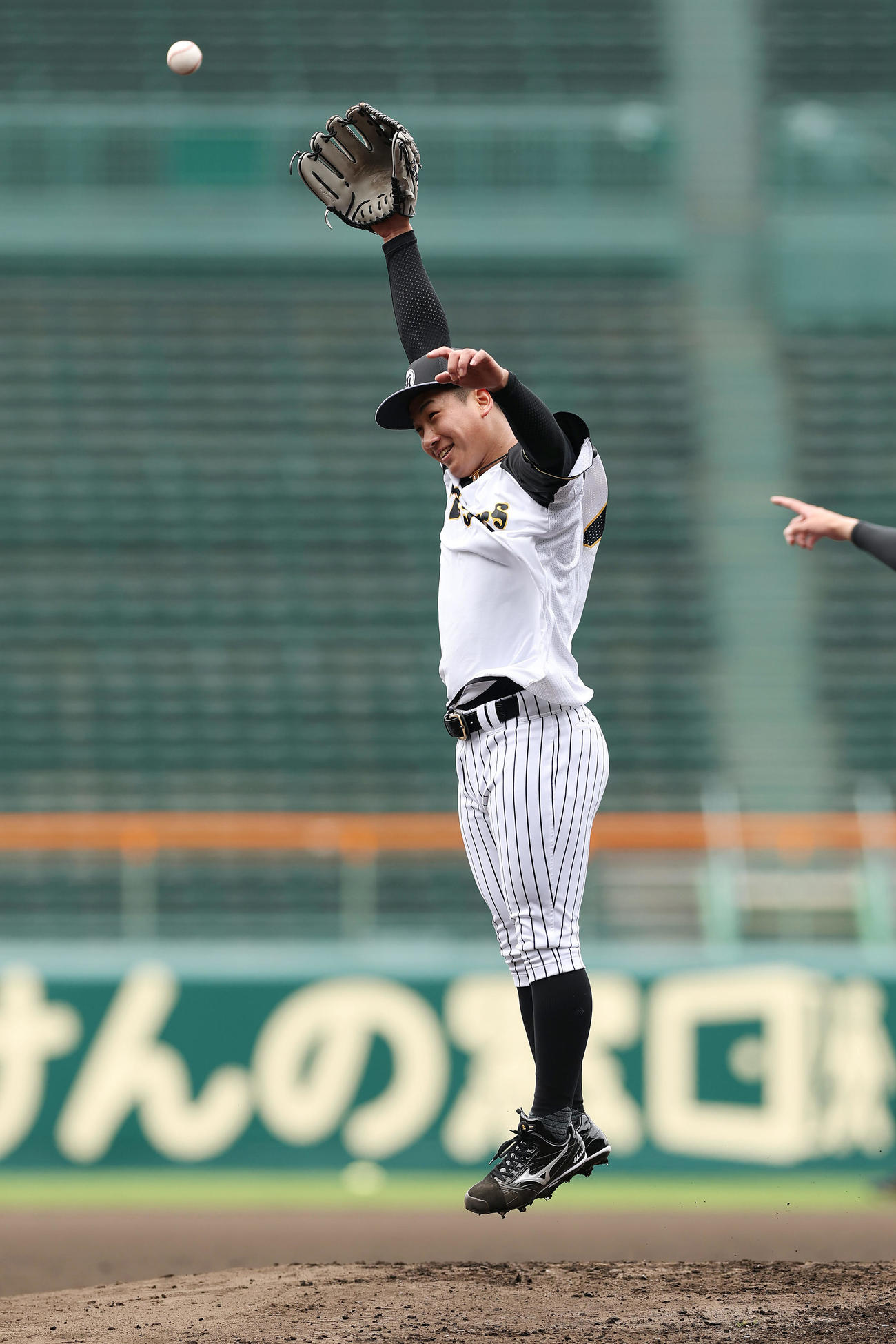 ノックの打球にジャンプする阪神伊原（撮影・前田充）