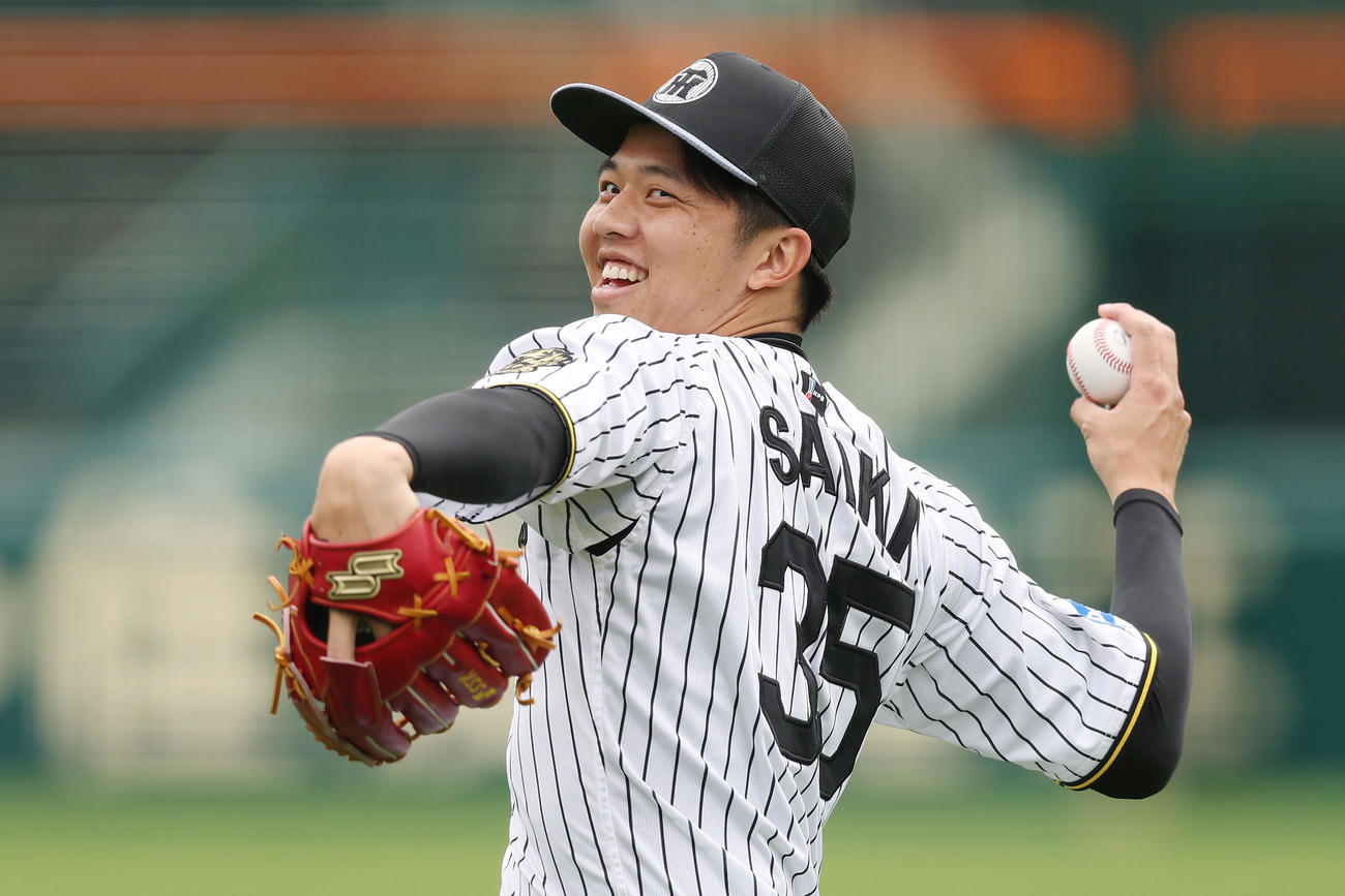 笑顔を見せながらキャッチボールする阪神才木（撮影・前田充）