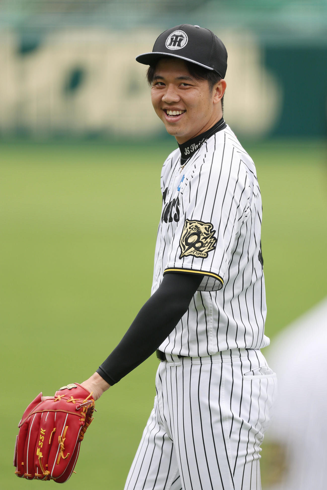 笑顔で練習に臨む阪神才木（撮影・前田充）