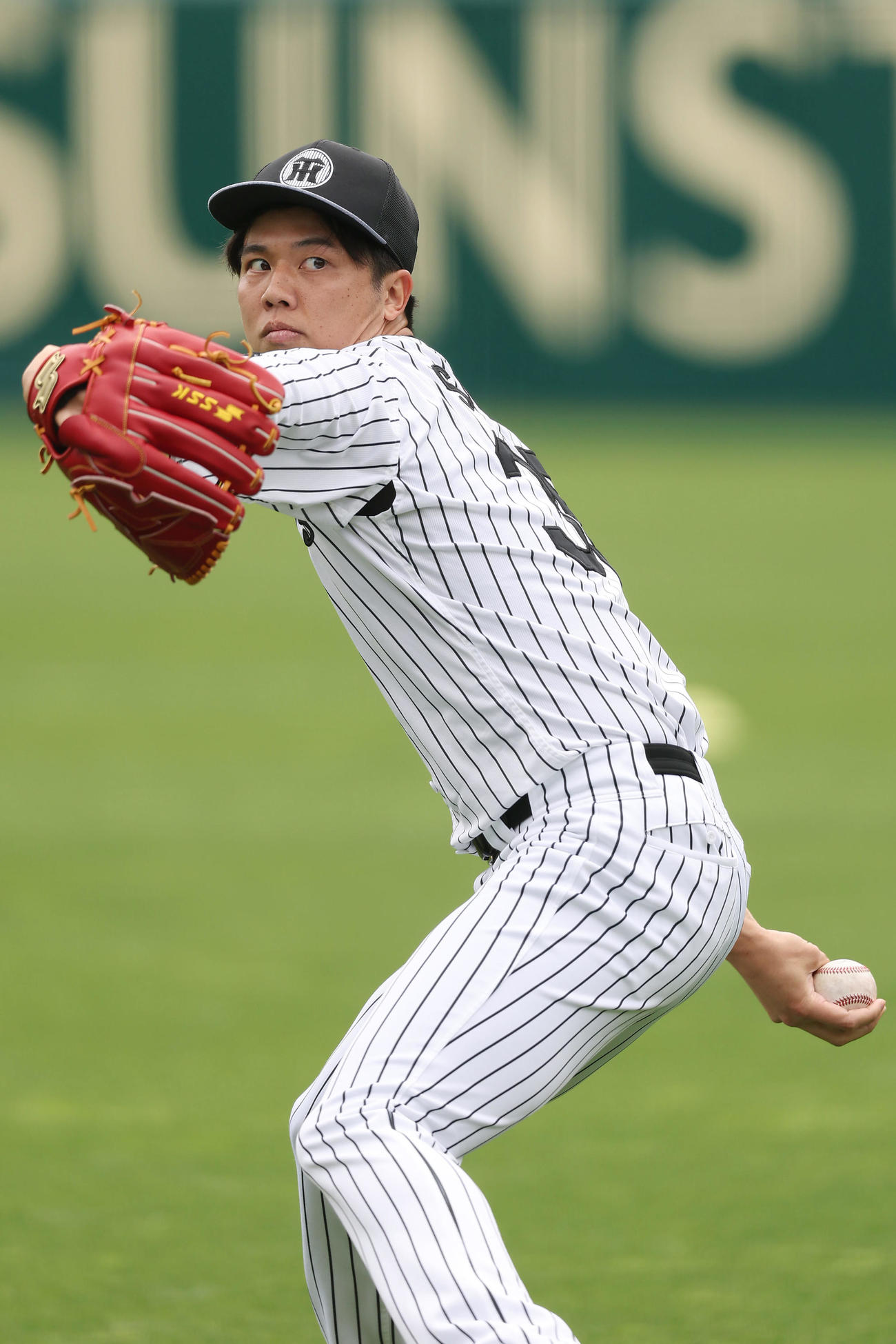 キャッチボールで調整する阪神才木（撮影・前田充）