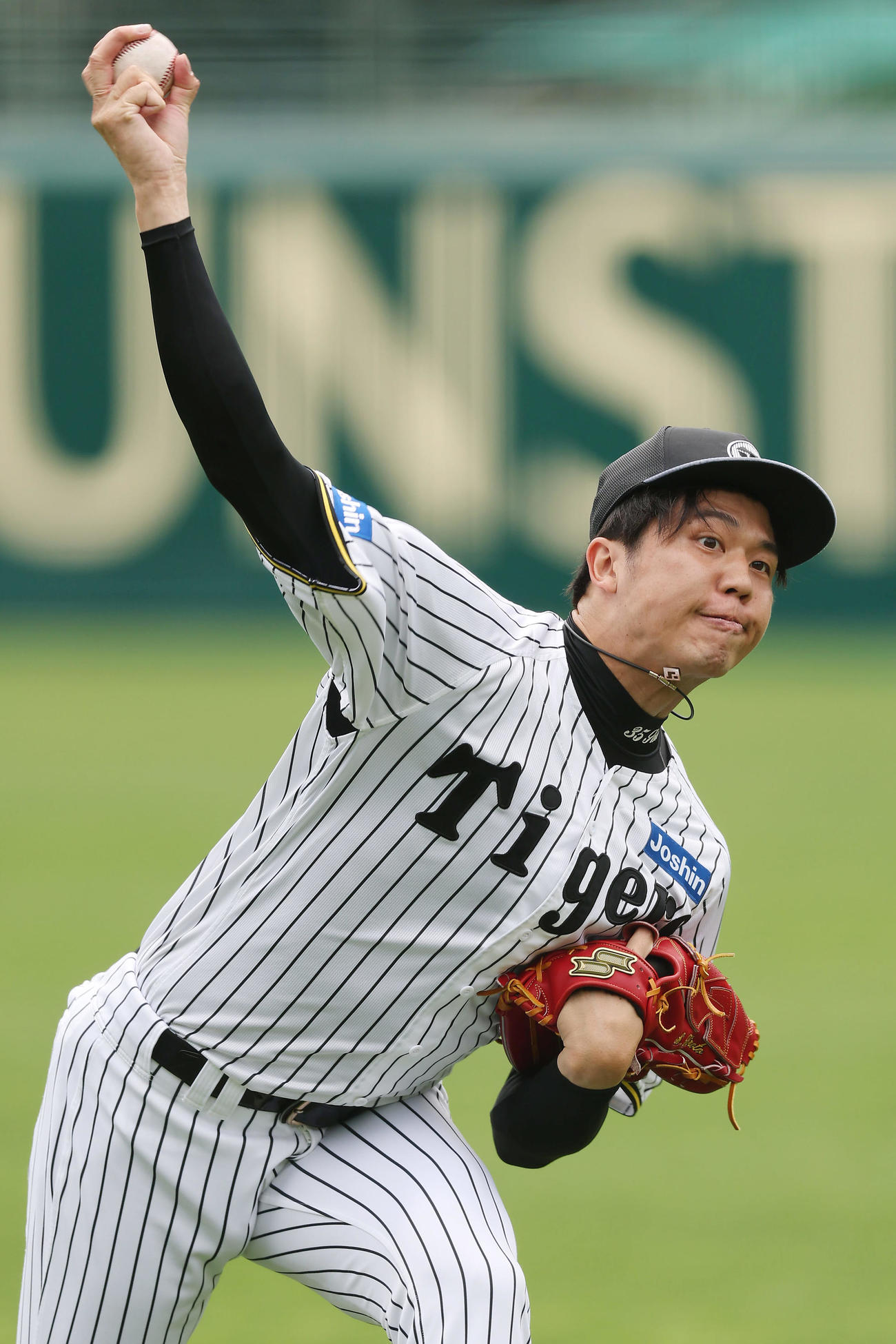キャッチボールで調整する阪神才木（撮影・前田充）