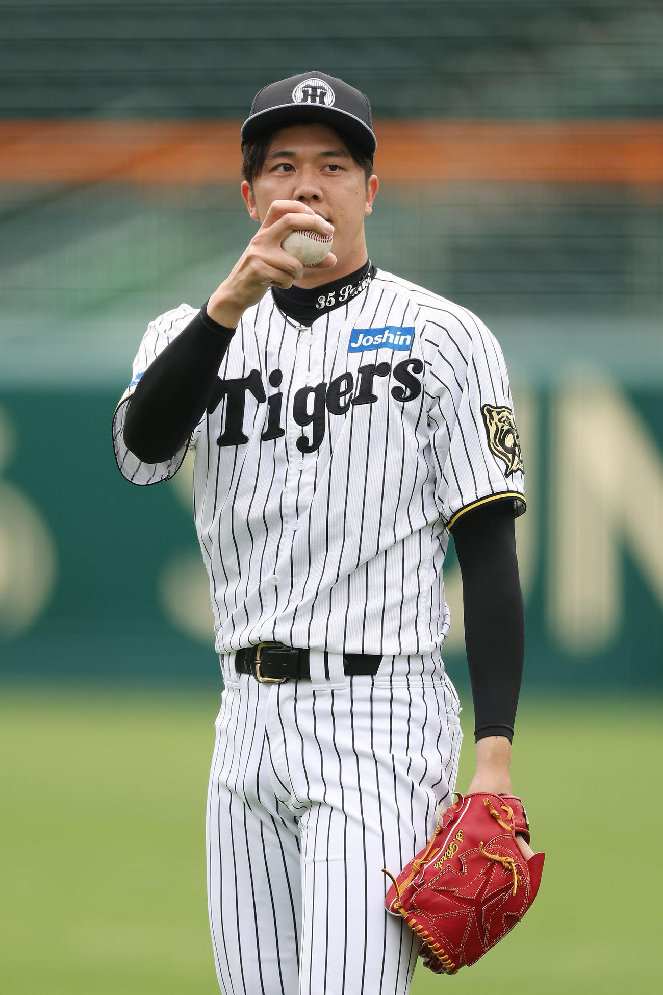 キャッチボールで調整する阪神才木（撮影・前田充）