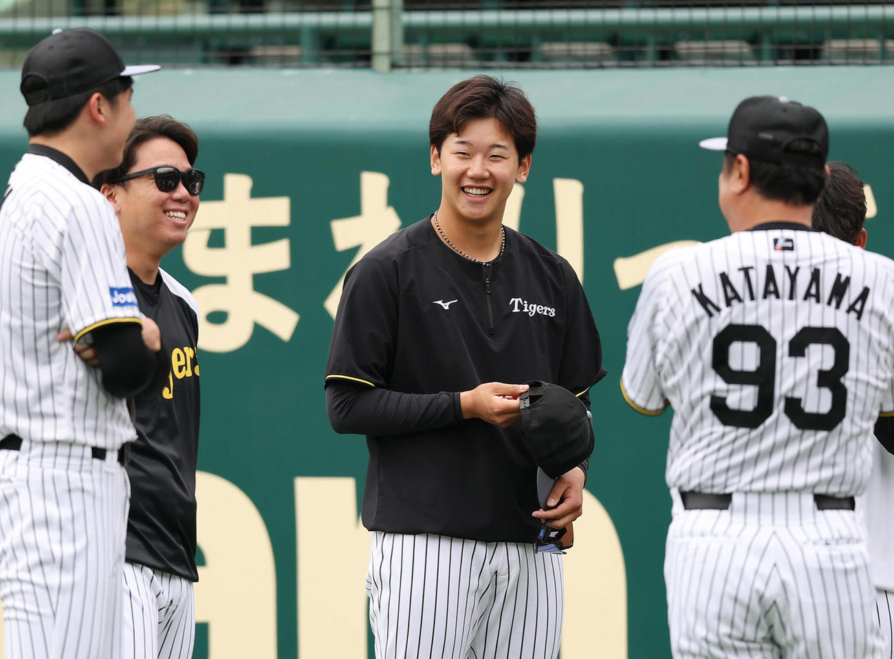 練習前、笑顔を見せる阪神門別（中央）（撮影・前田充）