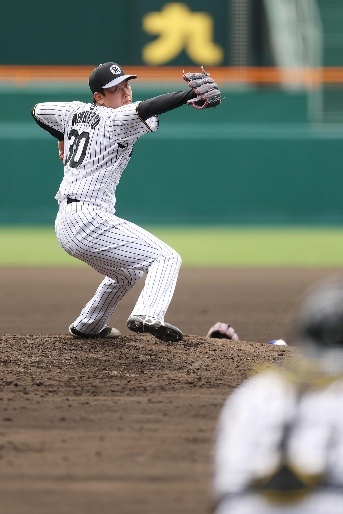 甲子園球場のマウンドで投球練習を行う阪神門別（撮影・前田充）