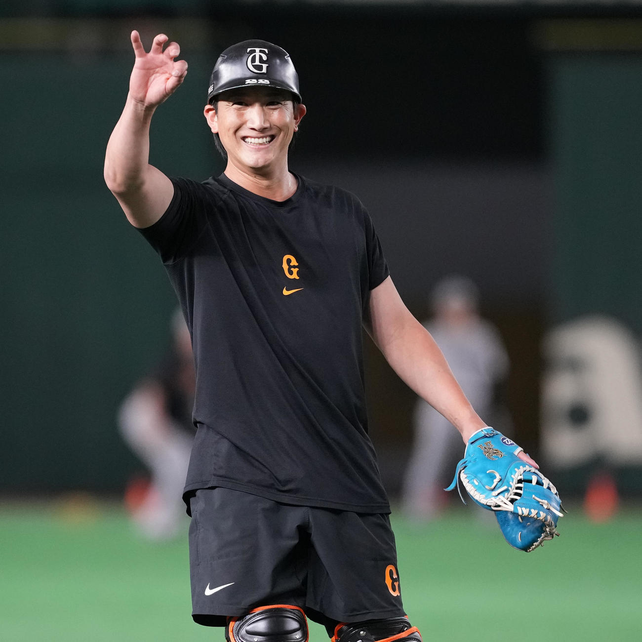 5月24日、巨人対ヤクルト　試合前練習で笑顔の巨人小林