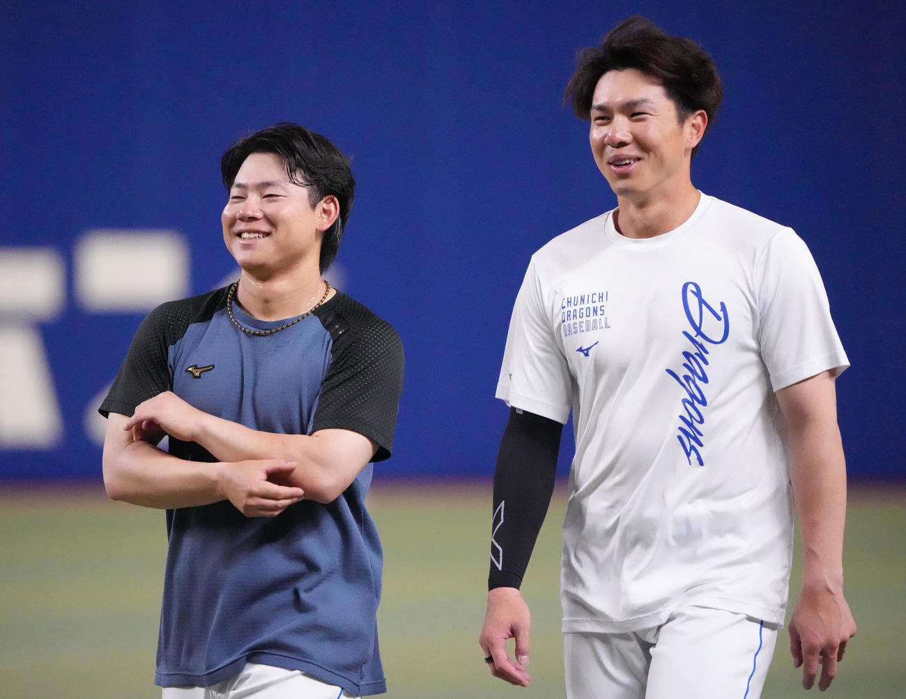 中日村松開人と福永裕基（撮影・森本幸一）