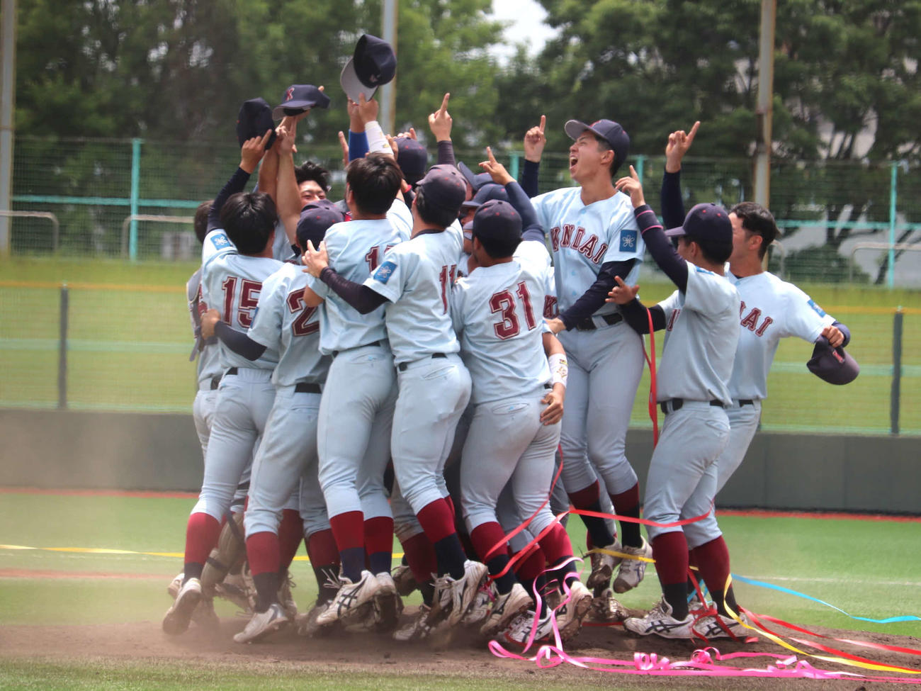 第6節3回戦　関学大対近大　優勝が決まり、歓喜の輪を作る近大ナイン（撮影・中島麗）