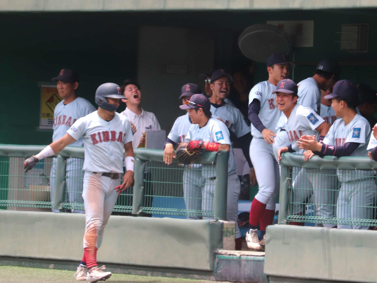 第6節3回戦　関学大対近大　7回2死一塁で近大の4番阪上が先制の右中間への適時二塁打を放ち、盛り上がる近大ベンチ（撮影・中島麗）