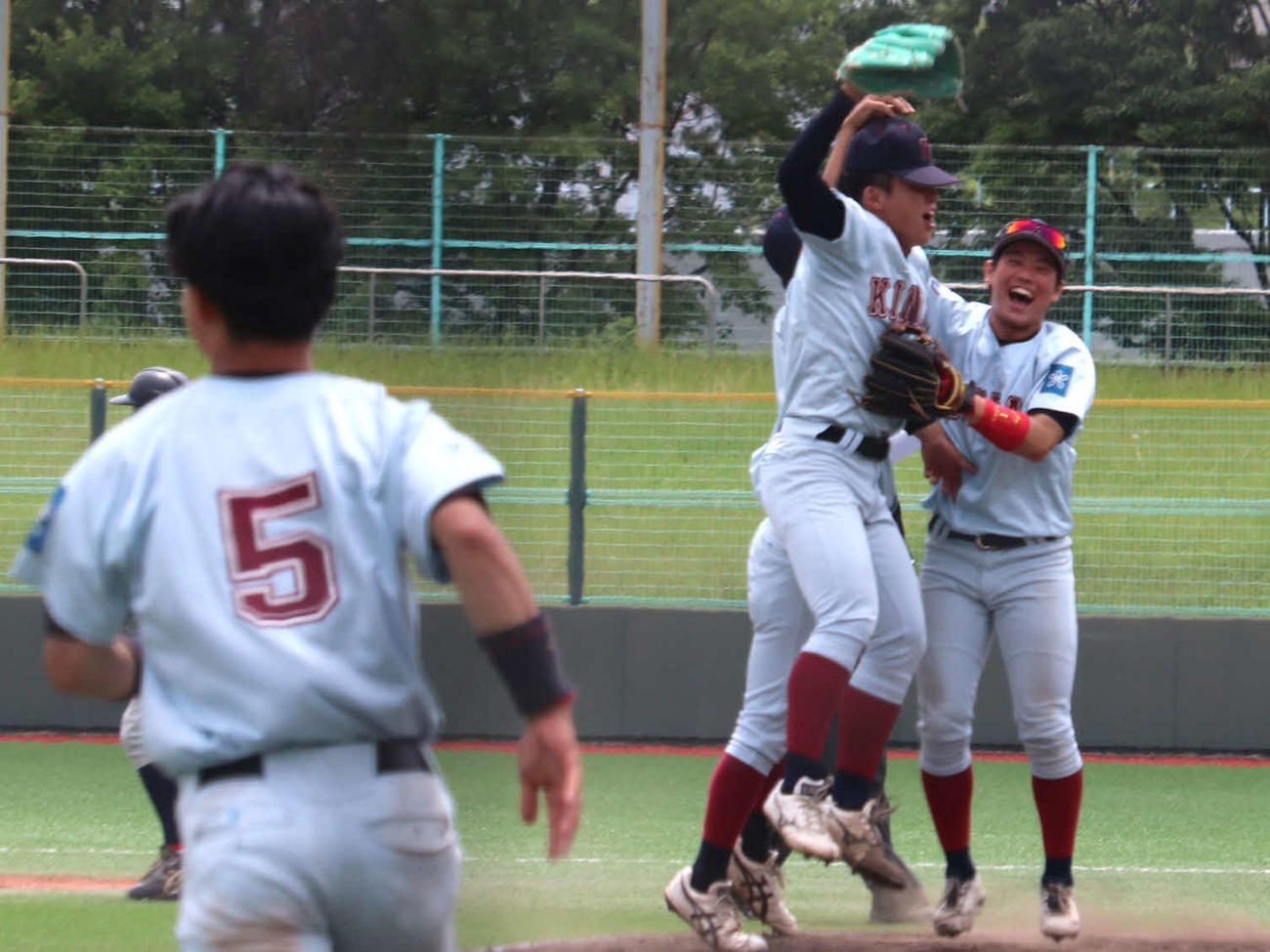 第6節3回戦　関学大対近大　優勝が決まり、歓喜の輪を作る、勝田成（右）ら近大ナイン。左は三邪飛を捕った谷本（撮影・中島麗）