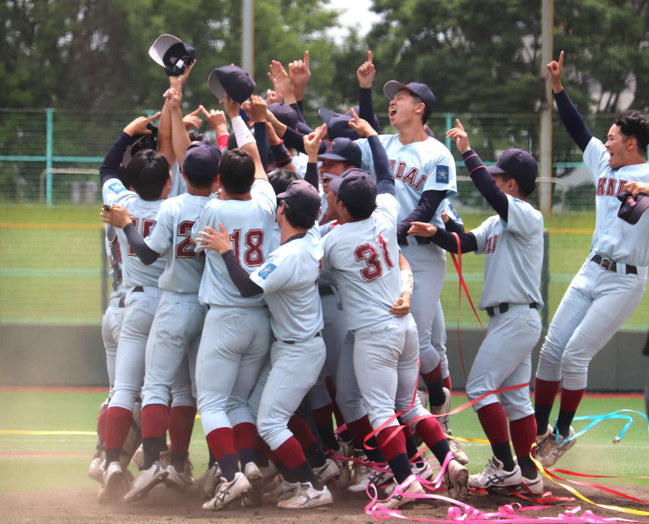 第6節3回戦　関学大対近大　優勝が決まり、歓喜の輪を作る近大ナイン（撮影・中島麗）