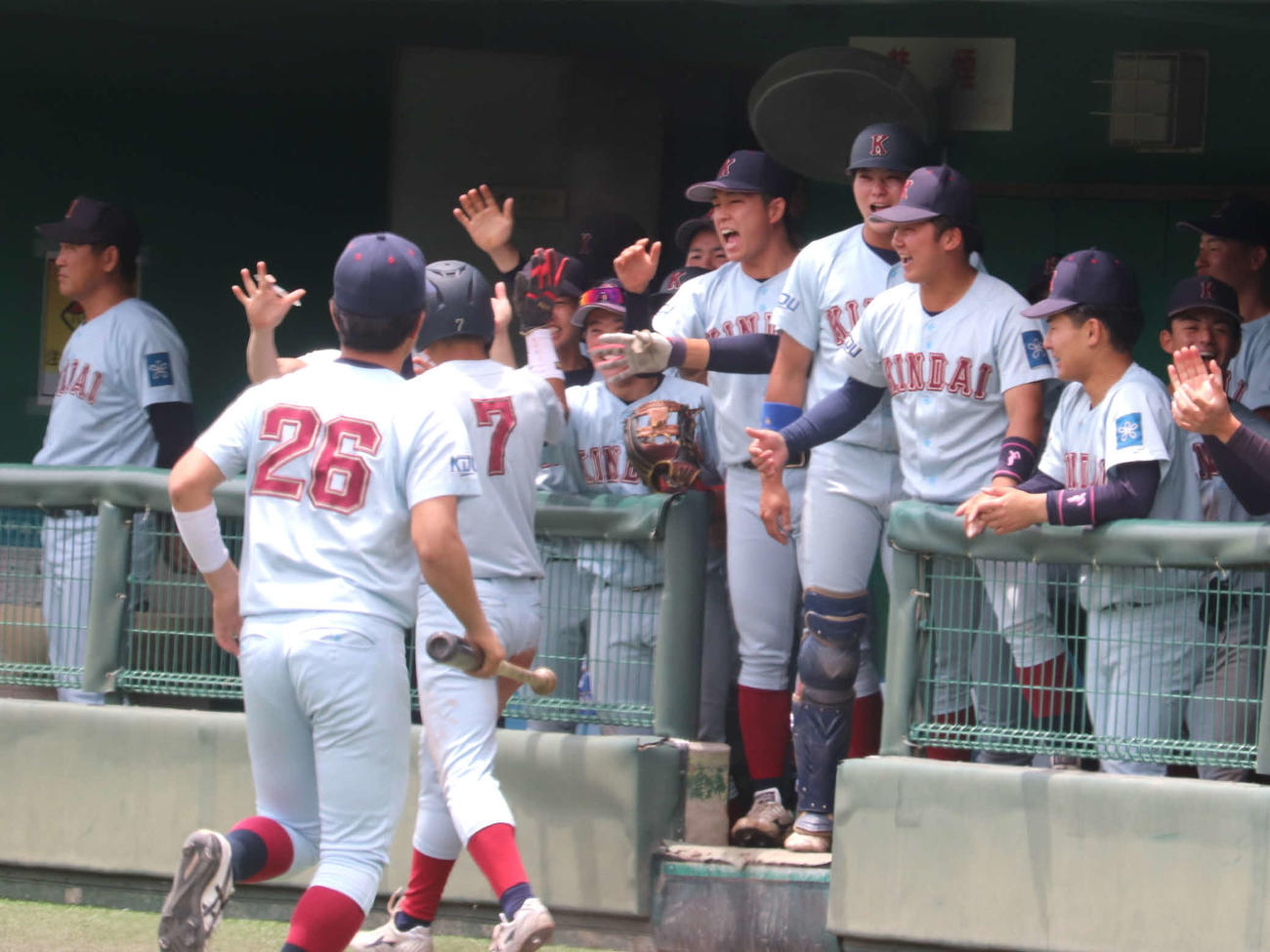 第6節3回戦　関学大対近大　7回2死一塁で近大の4番阪上が先制の右中間への適時二塁打を放ち、盛り上がる近大ベンチ（撮影・中島麗）