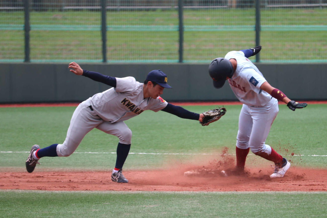 第6節3回戦　関学大対近大　3回1死で盗塁に成功した、近大・阪上（撮影・中島麗）