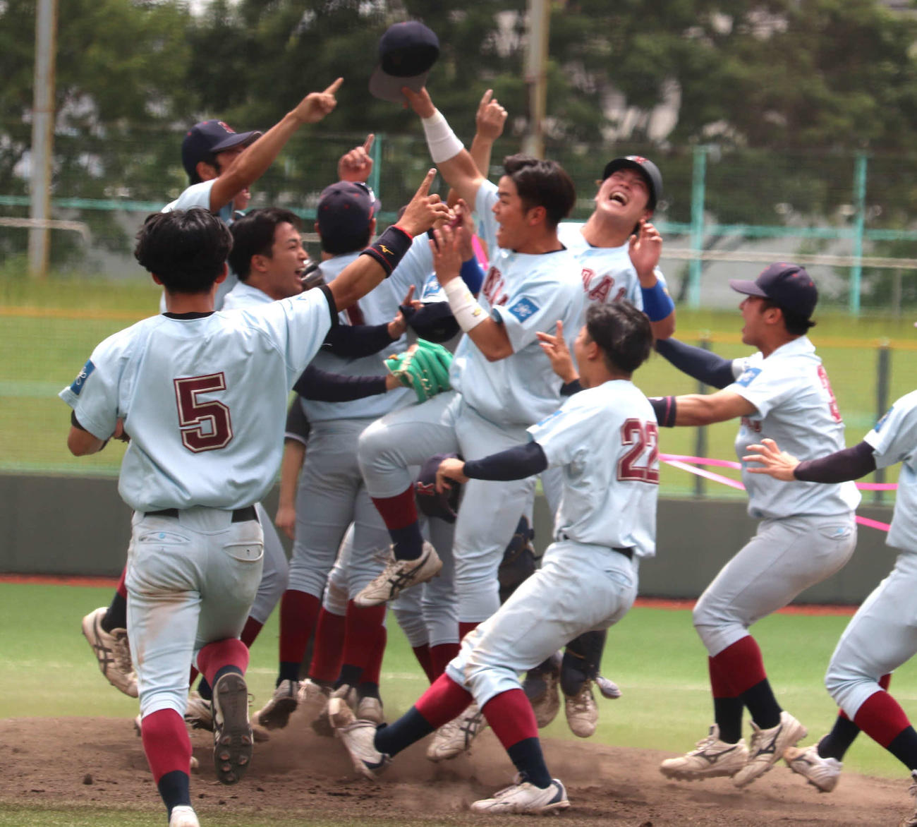 第6節3回戦　関学大対近大　優勝が決まり、歓喜の輪を作る、近大ナイン。最後のアウトとなる三邪飛を捕った谷本（背番号5）も加わる（撮影・中島麗）