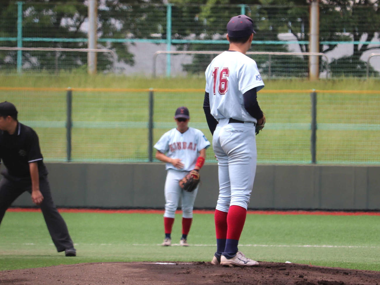 第6節3回戦　関学大対近大　初回にサインを出す、近大主将の勝田（撮影・中島麗）