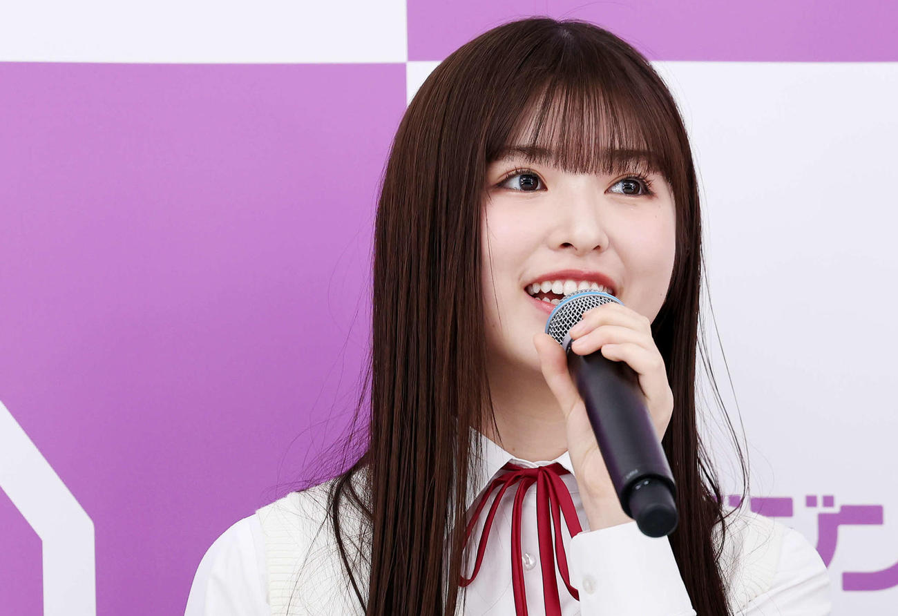 小川彩（2024年2月撮影）