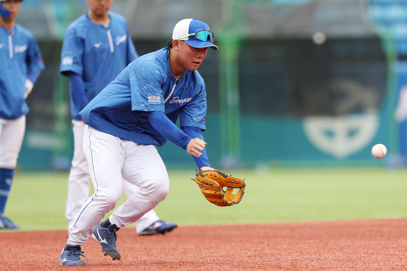 ヤクルト対中日　試合前練習でノックを受ける中日村松（撮影・宮地輝）
