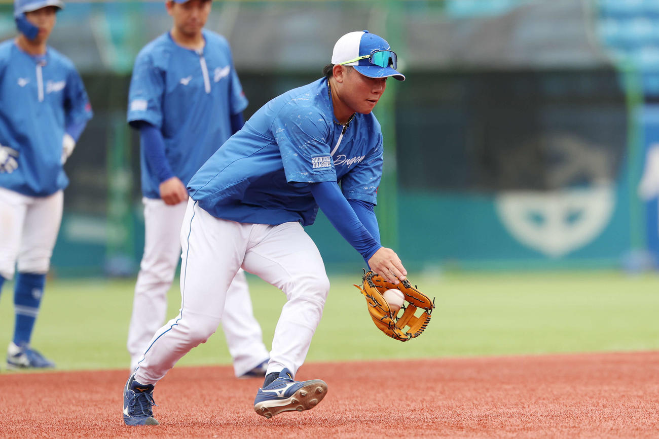 ヤクルト対中日　試合前練習でノックを受ける中日村松（撮影・宮地輝）