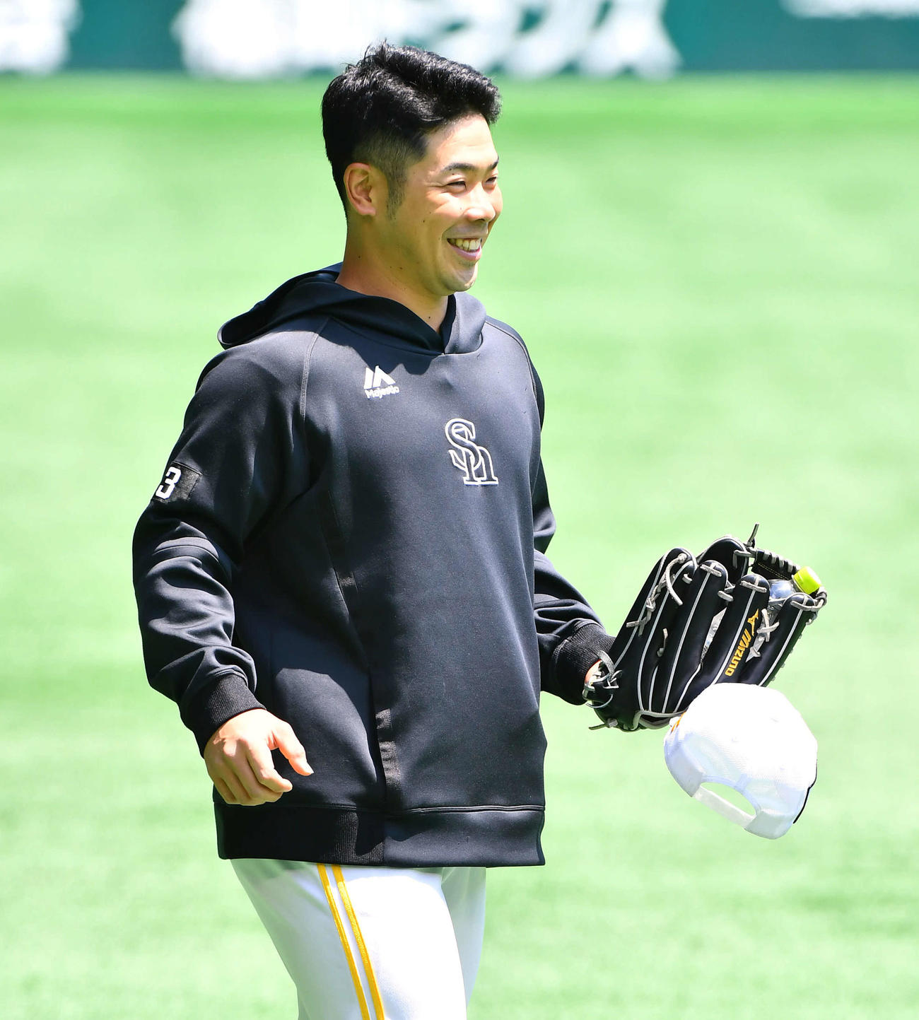 ソフトバンク対日本ハム　笑顔でグラウンドに入る近藤（撮影・岩下翔太）