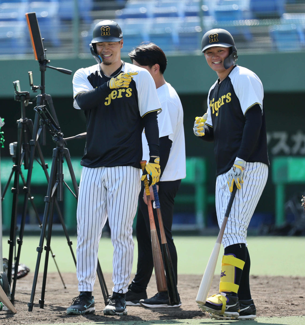 阪神対DeNA　打撃練習中に談笑する阪神佐藤輝（左）と森下（撮影・宮崎幸一）