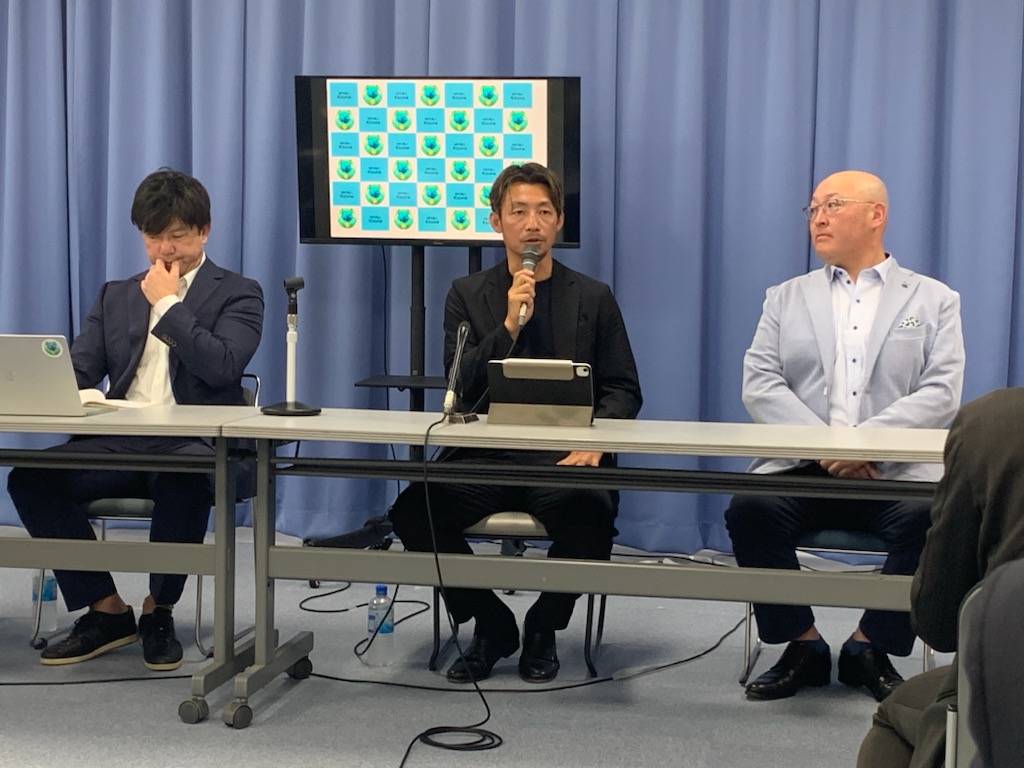元阪神の鳥谷敬氏（中）が大阪府庁でNPO法人設立を発表（撮影・佐井陽介）