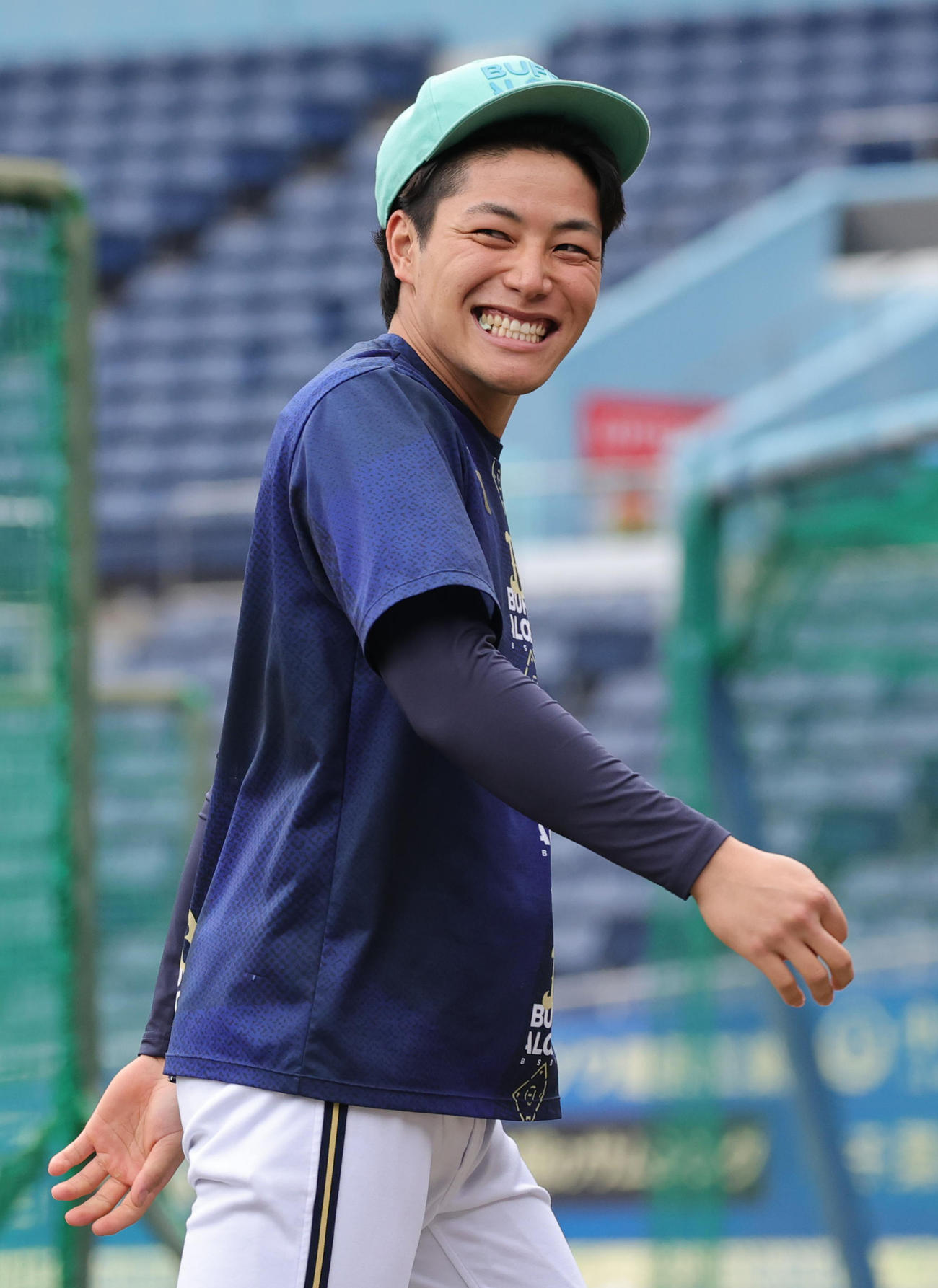 ロッテ対オリックス　練習中に笑顔を見せるオリックス・麦谷（撮影・野上伸悟）
