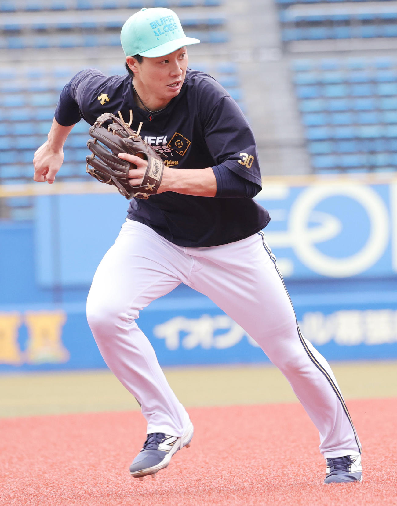 ロッテ対オリックス　　ノックを受けるオリックス・広岡（撮影・野上伸悟）