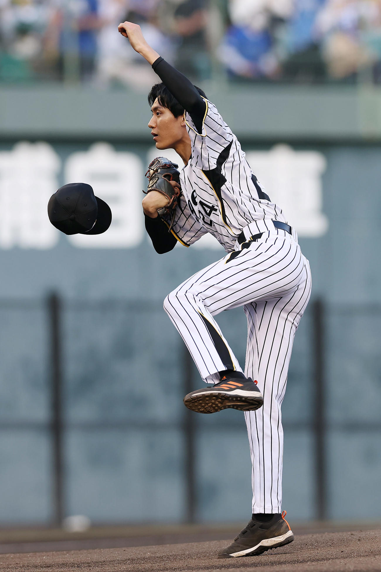 阪神対DeNA　ファーストピッチセレモニーで投球する松谷鷹也（撮影・前田充）