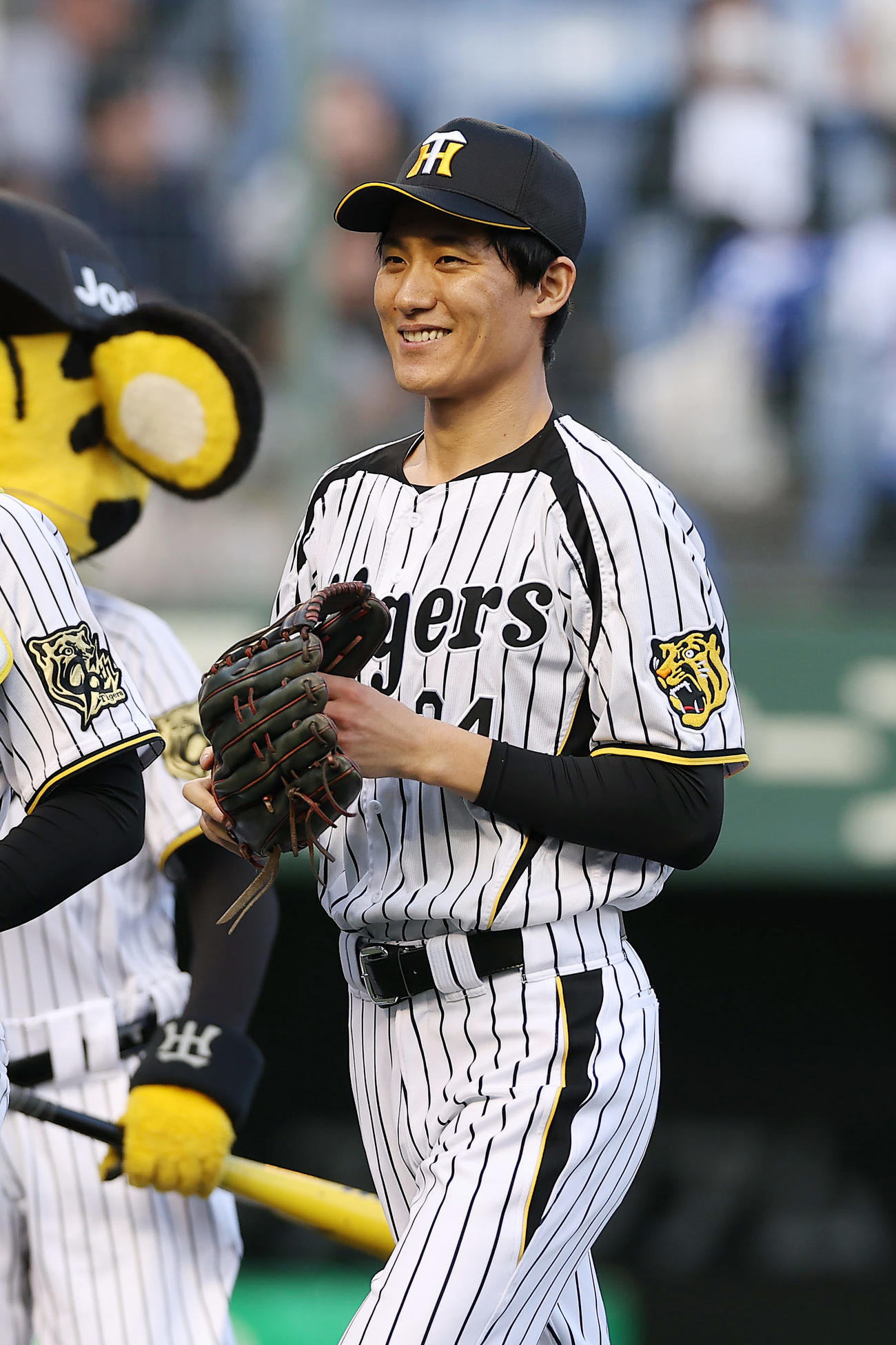 阪神対DeNA　ファーストピッチセレモニーを務めた松谷鷹也（撮影・前田充）