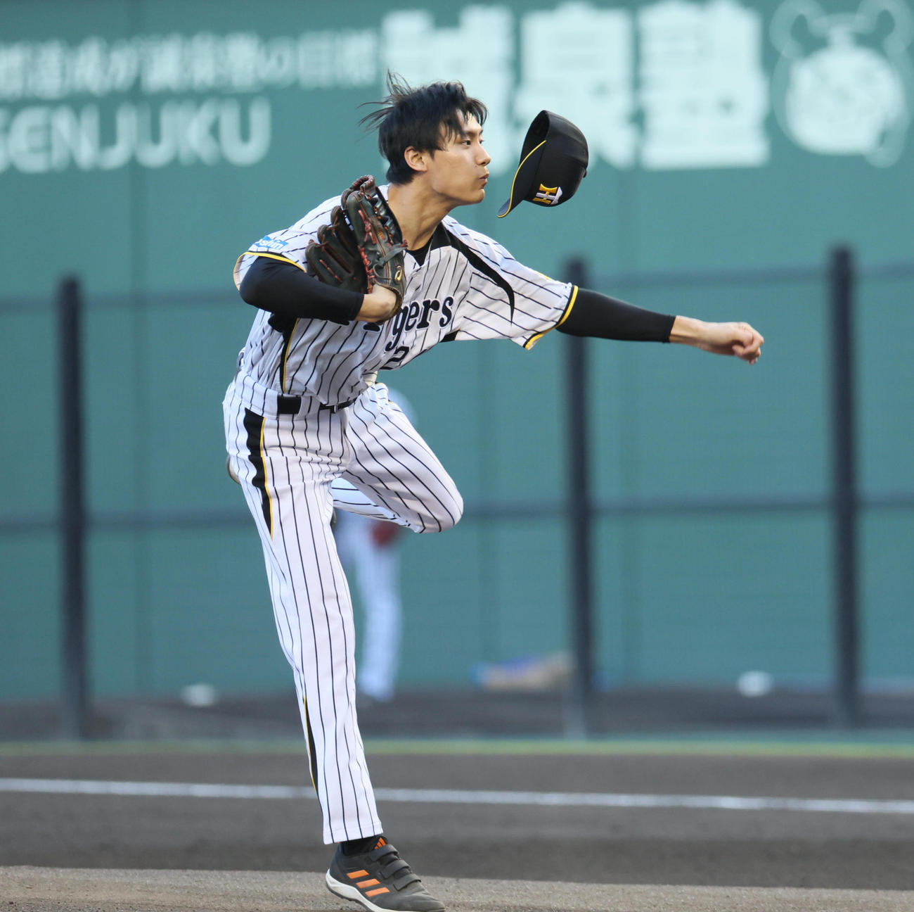 阪神対DeNA　映画・栄光のバックホームで横田慎太郎役を務め、ファーストピッチセテモニーで投球した松谷鷹也（撮影・宮崎幸一）