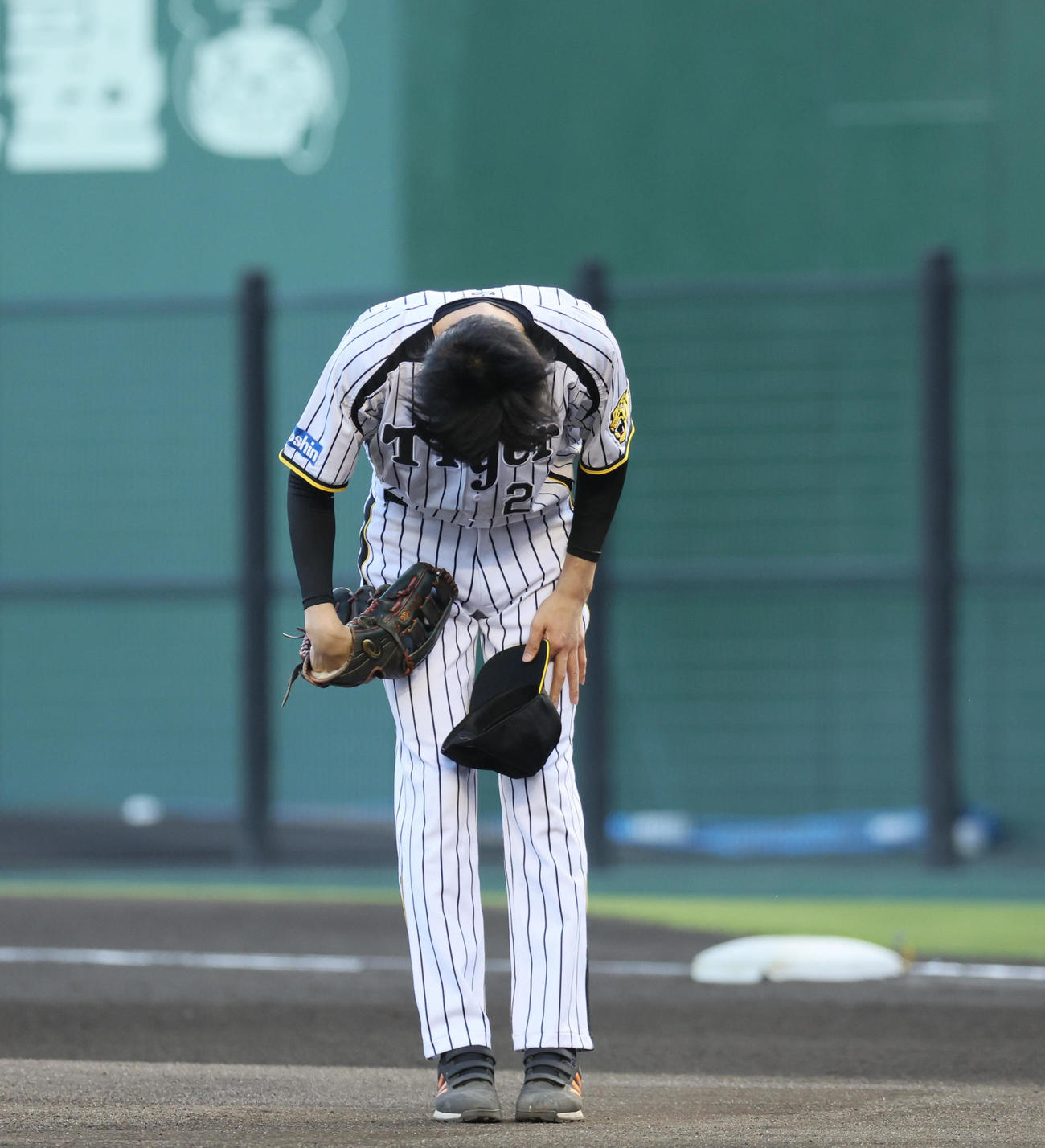 阪神対DeNA　映画・栄光のバックホームで横田慎太郎役を務め、ファーストピッチセテモニーで投球した松谷鷹也（撮影・宮崎幸一）