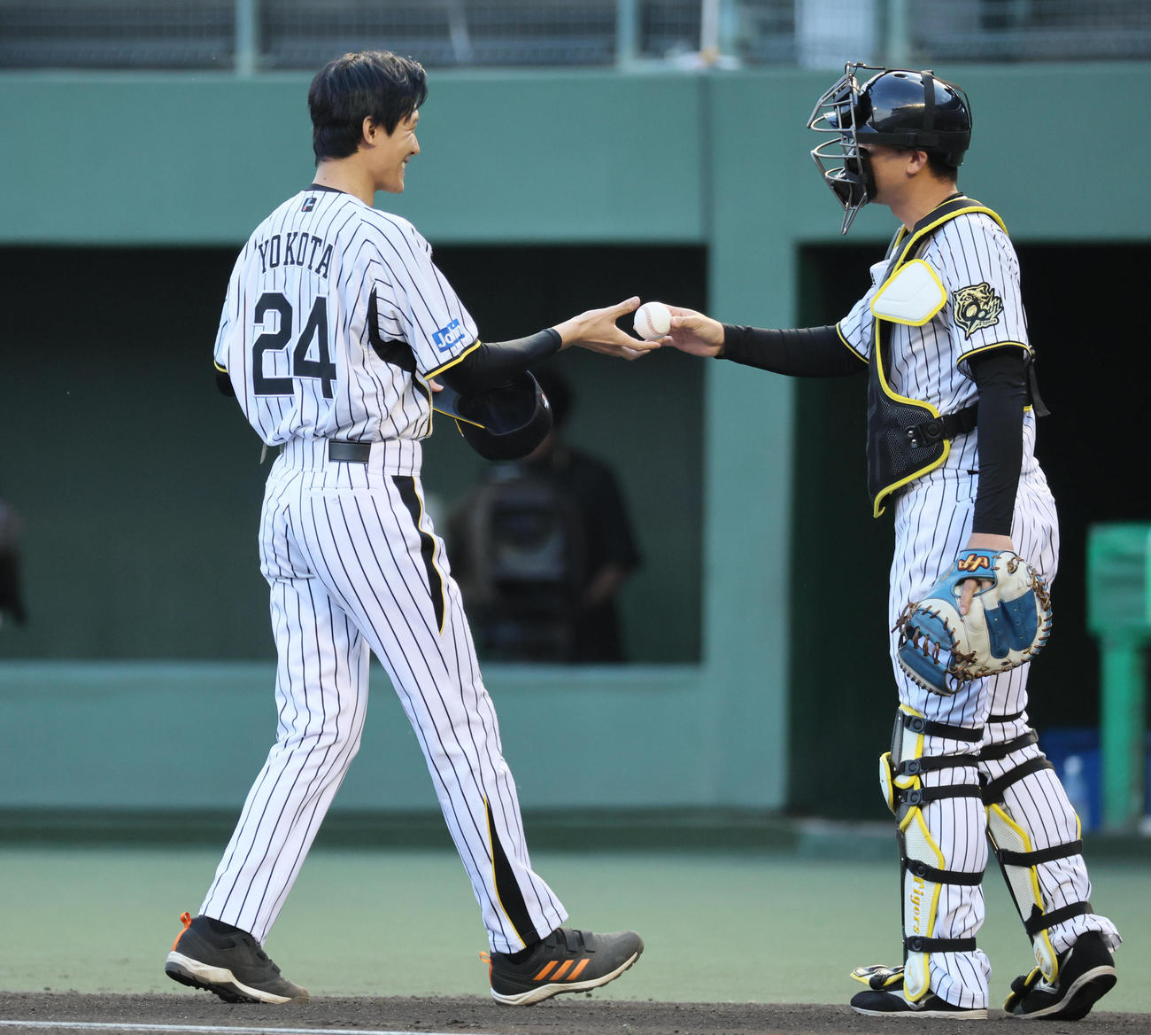阪神対DeNA　映画・栄光のバックホームで横田慎太郎役を務め、ファーストピッチセテモニーで投球した松谷鷹也（撮影・宮崎幸一）