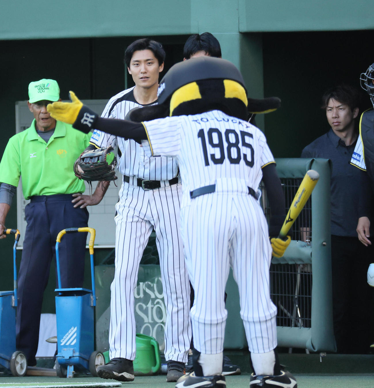 阪神対DeNA　映画・栄光のバックホームで横田慎太郎役を務め、ファーストピッチセテモニーで投球した松谷鷹也（撮影・宮崎幸一）