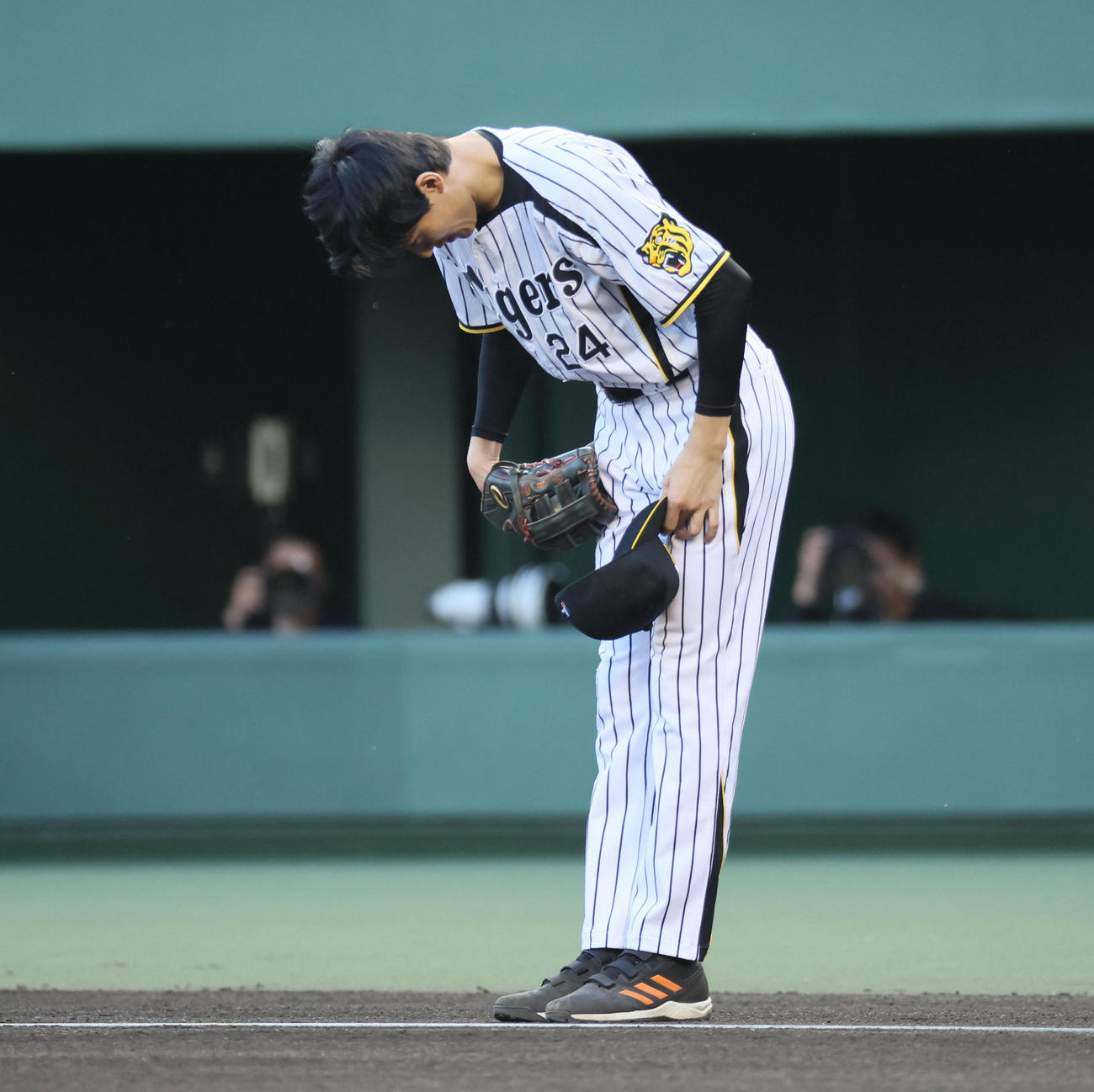 阪神対DeNA　映画・栄光のバックホームで横田慎太郎役を務め、ファーストピッチセテモニーで投球した松谷鷹也（撮影・宮崎幸一）