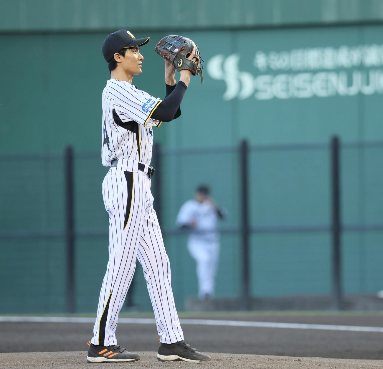 阪神対DeNA　映画・栄光のバックホームで横田慎太郎役を務め、ファーストピッチセテモニーで投球した松谷鷹也（撮影・宮崎幸一）