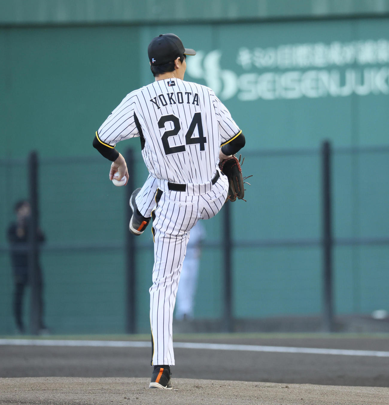 阪神対DeNA　映画・栄光のバックホームで横田慎太郎役を務め、ファーストピッチセテモニーで投球した松谷鷹也（撮影・宮崎幸一）