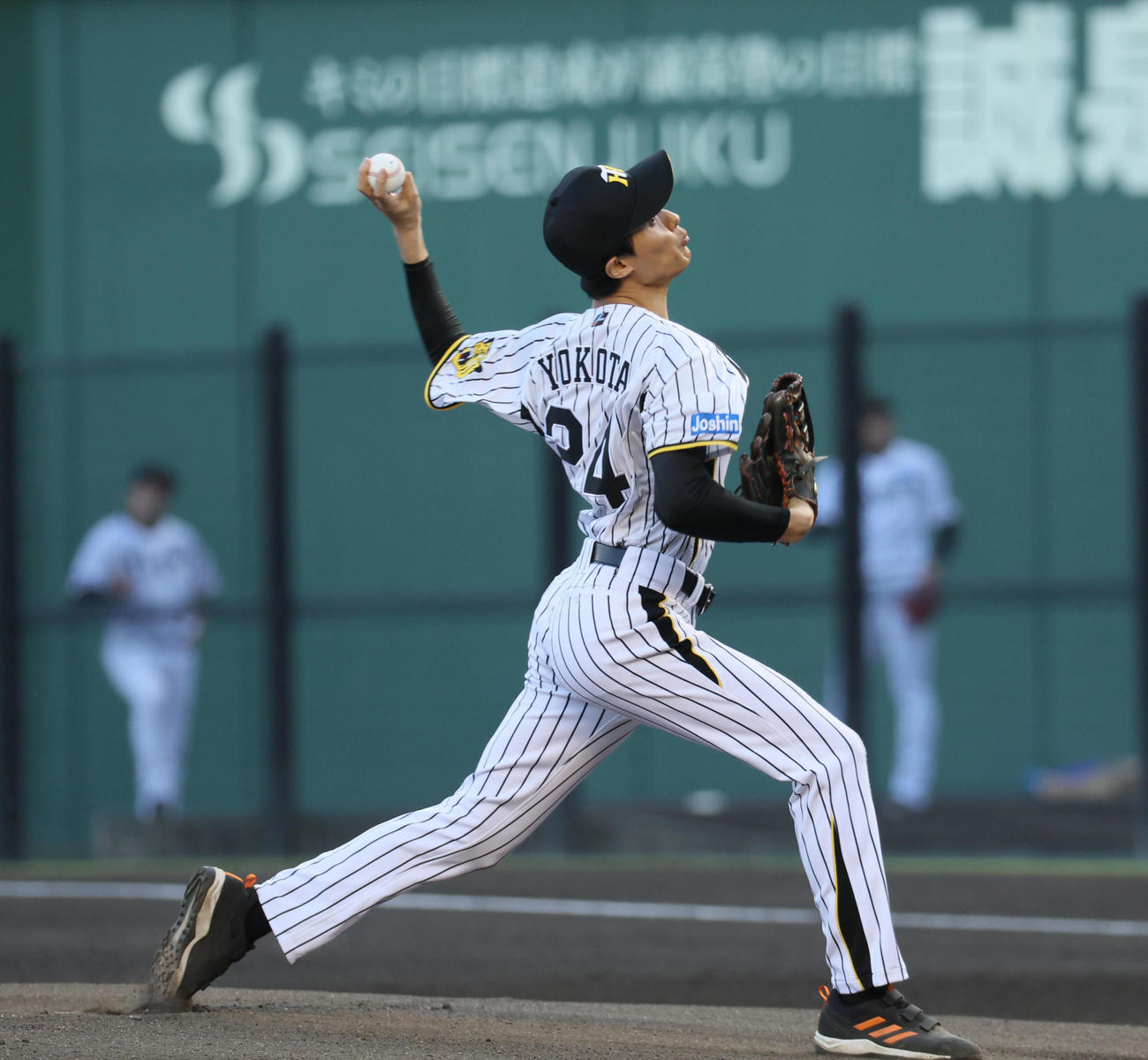 阪神対DeNA　映画・栄光のバックホームで横田慎太郎役を務め、ファーストピッチセテモニーで投球した松谷鷹也（撮影・宮崎幸一）