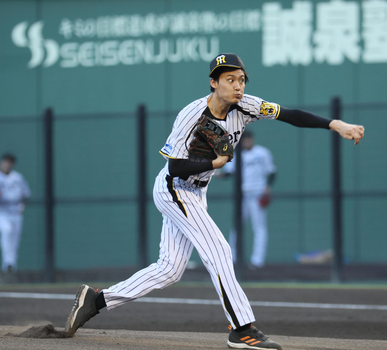 阪神対DeNA　映画・栄光のバックホームで横田慎太郎役を務め、ファーストピッチセテモニーで投球した松谷鷹也（撮影・宮崎幸一）