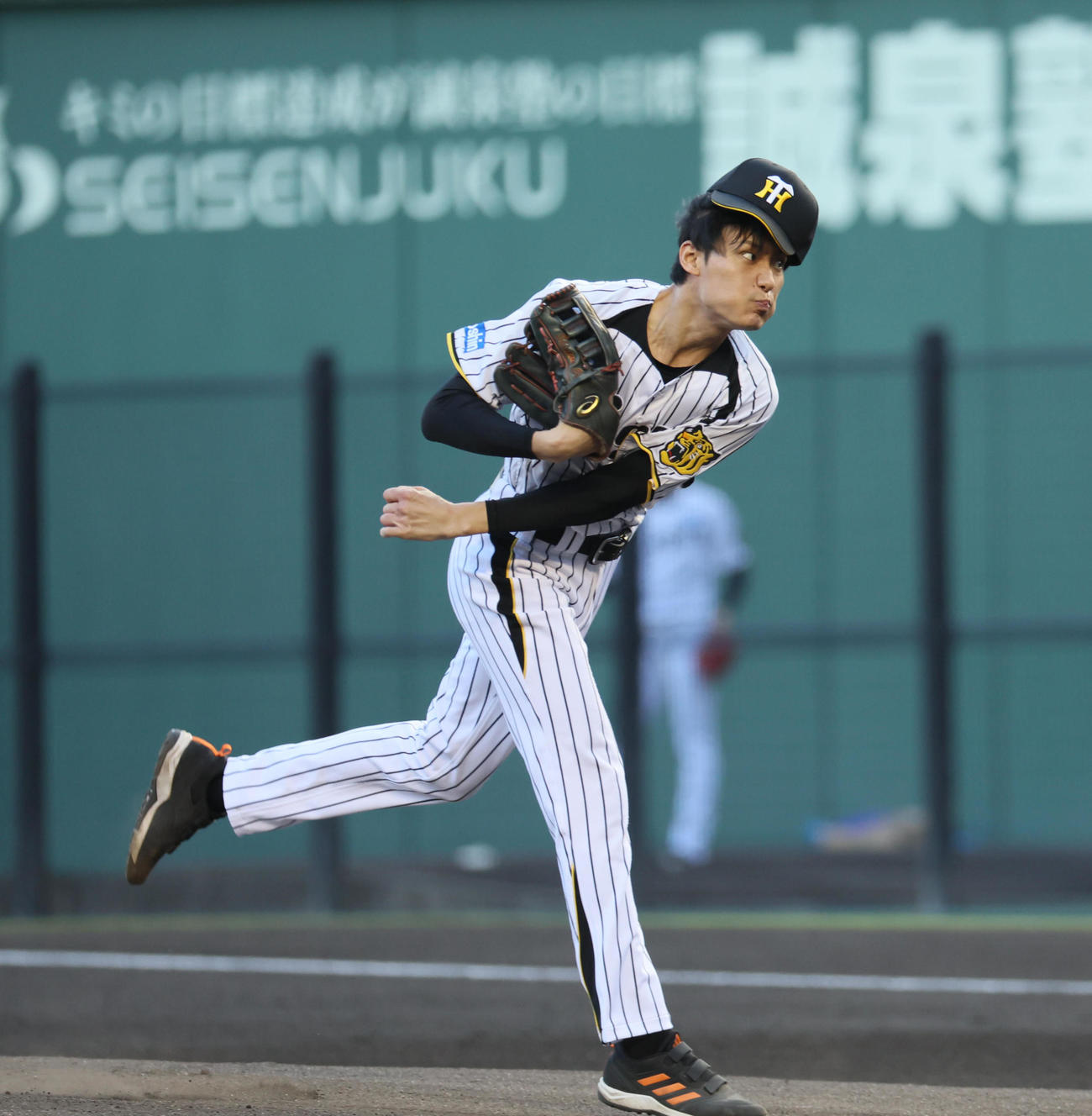 阪神対DeNA　映画・栄光のバックホームで横田慎太郎役を務め、ファーストピッチセテモニーで投球した松谷鷹也（撮影・宮崎幸一）