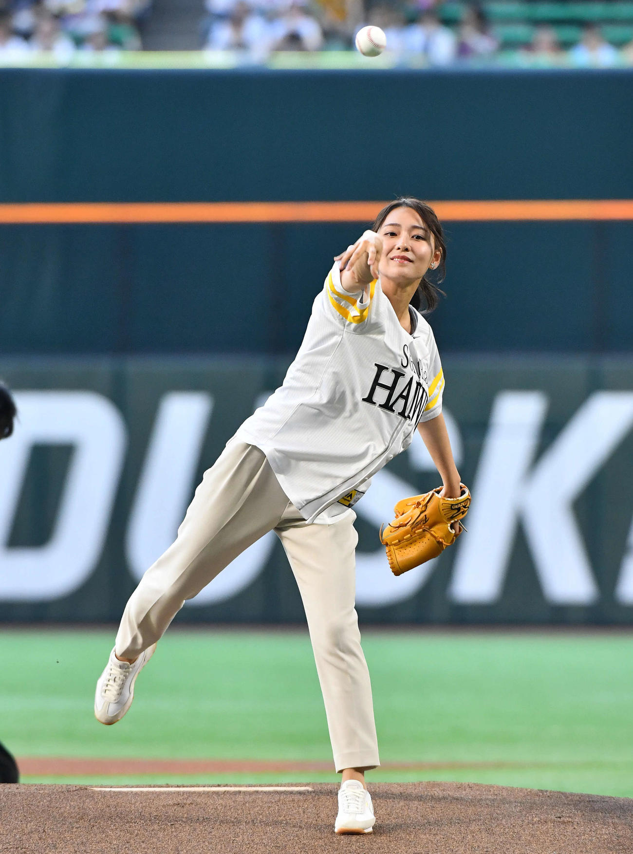 ソフトバンク対日本ハム　セレモニアルピッチを行ったフジテレビの宮本真綾アナウンサー（撮影・岩下翔太）