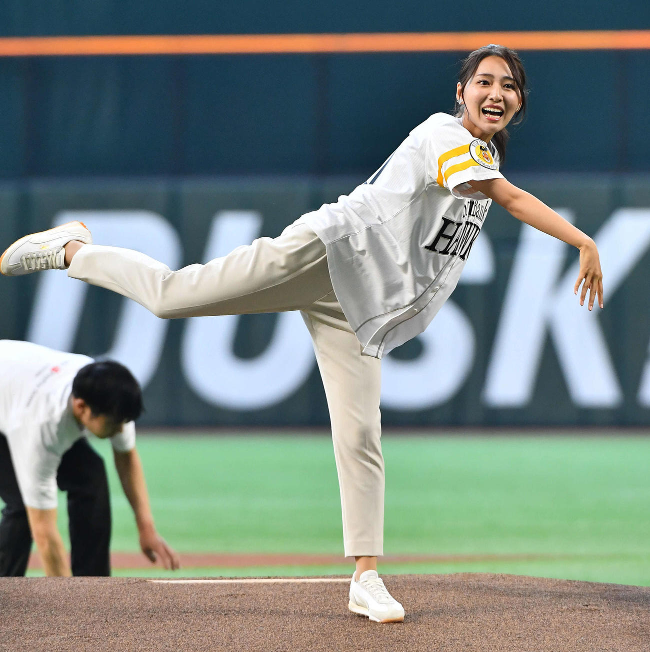 ソフトバンク対日本ハム　セレモニアルピッチを行ったフジテレビの宮本真綾アナウンサー（撮影・岩下翔太）