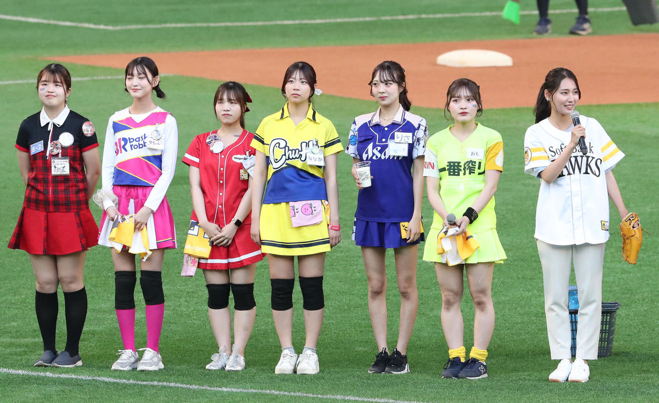 ソフトバンク対日本ハム　宮本真綾アナウンサー（右）と売り子たち（撮影・梅根麻紀）