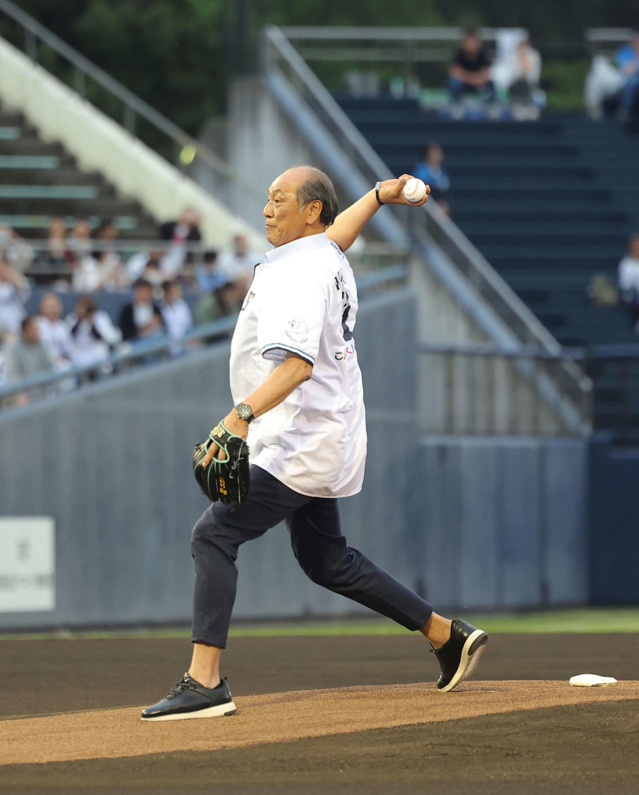 西武対楽天　　開始前、始球式を務める渡辺久信氏（撮影・河田真司）