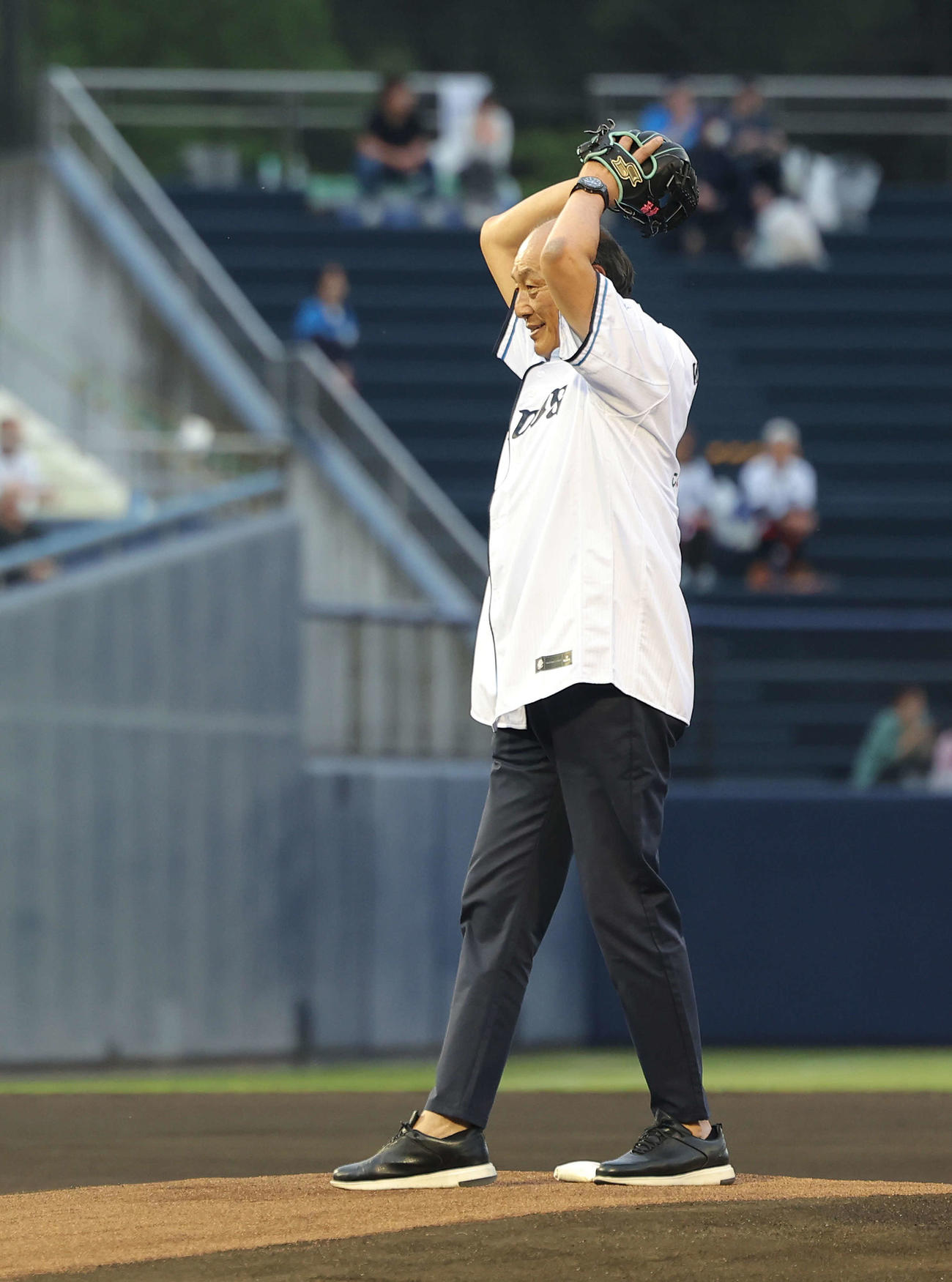 西武対楽天　　開始前、始球式を務める渡辺久信氏（撮影・河田真司）