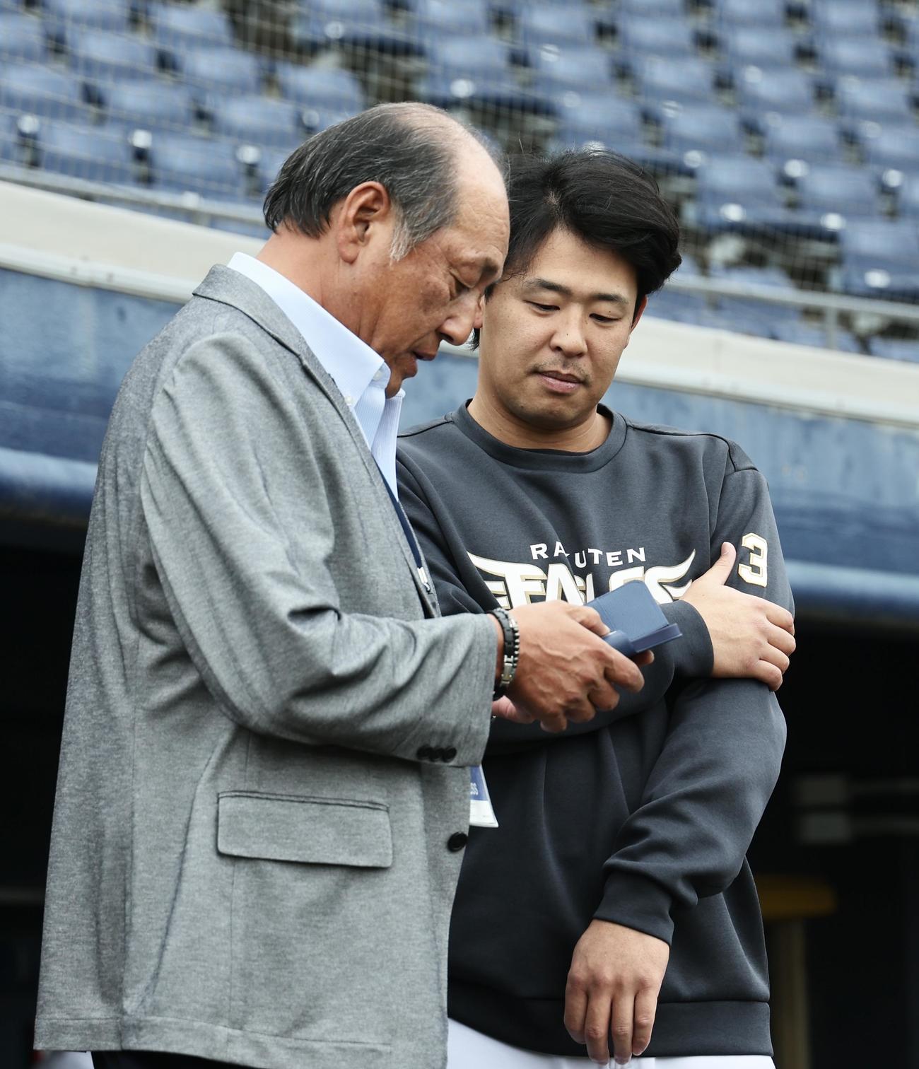 西武対楽天　試合前、渡辺氏（左）と言葉を交わす楽天浅村（撮影・河田真司）