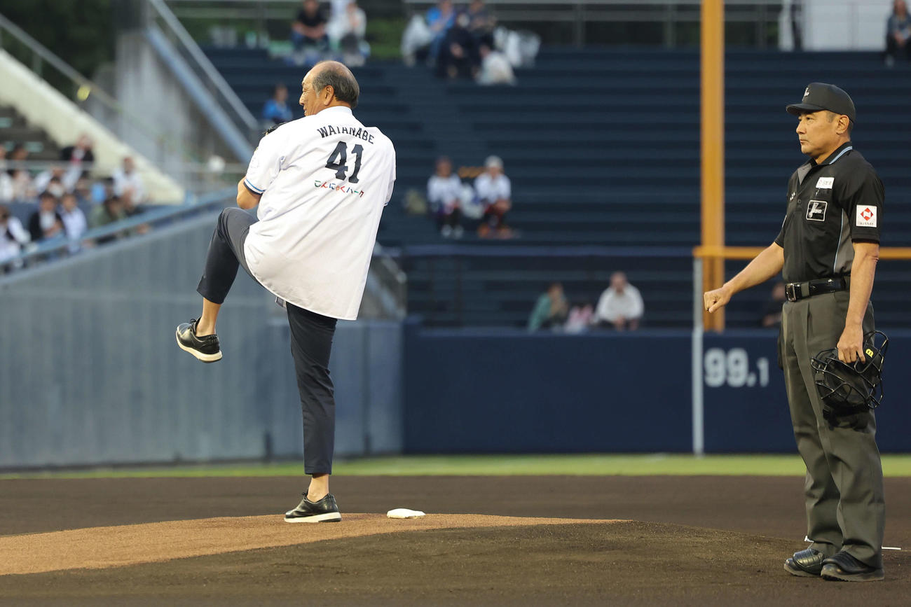 西武対楽天　　開始前、始球式を務める渡辺久信氏（撮影・河田真司）